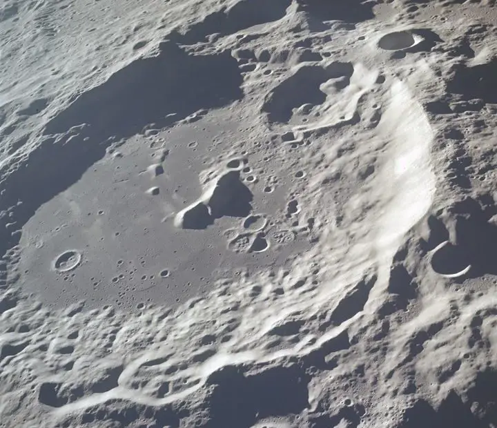 På månens bortre sida finns Aitken kratern