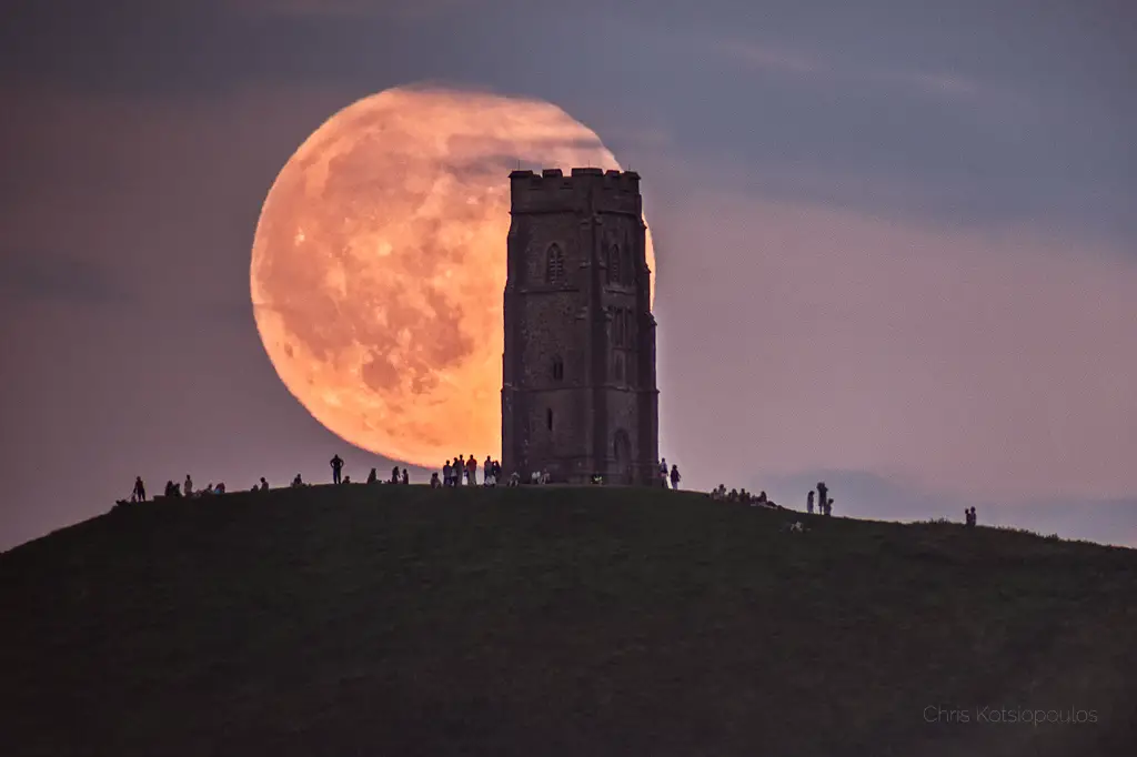Dramatisk bild av fullmånen vid Glastonbury Tor, England