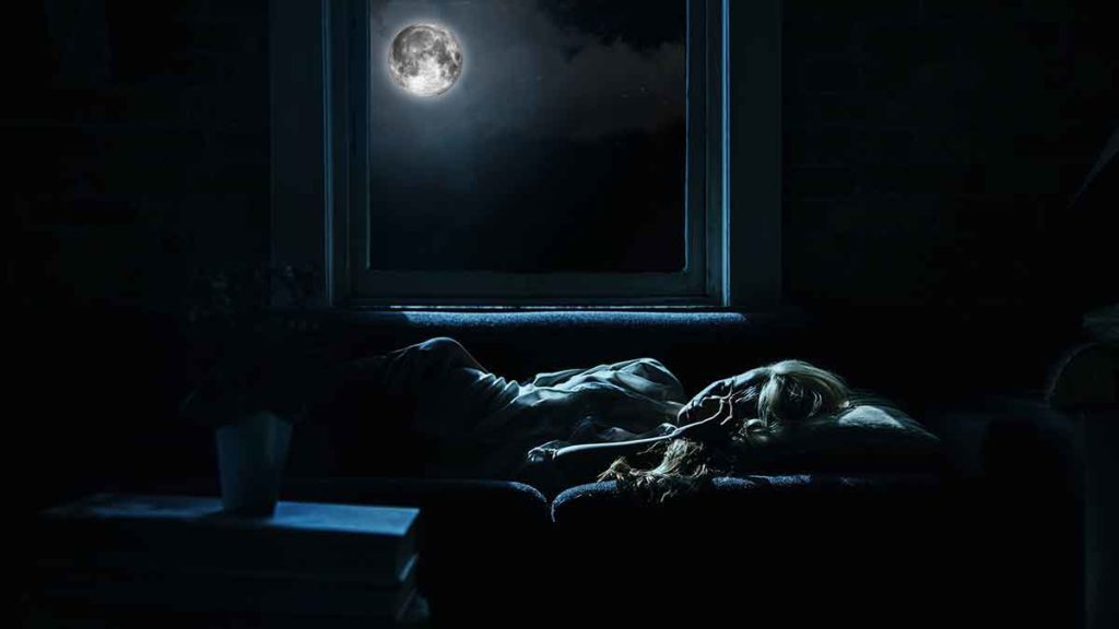 Ett rum utan mörkläggningsgardinger släpper in månens ljus som kan störa nattsömnen
