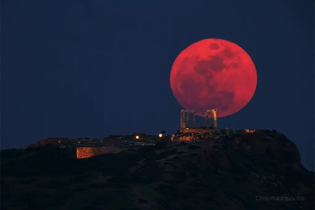 Dramatisk bild av supermånen vid Poseidontempled, Sounio, Grekland
