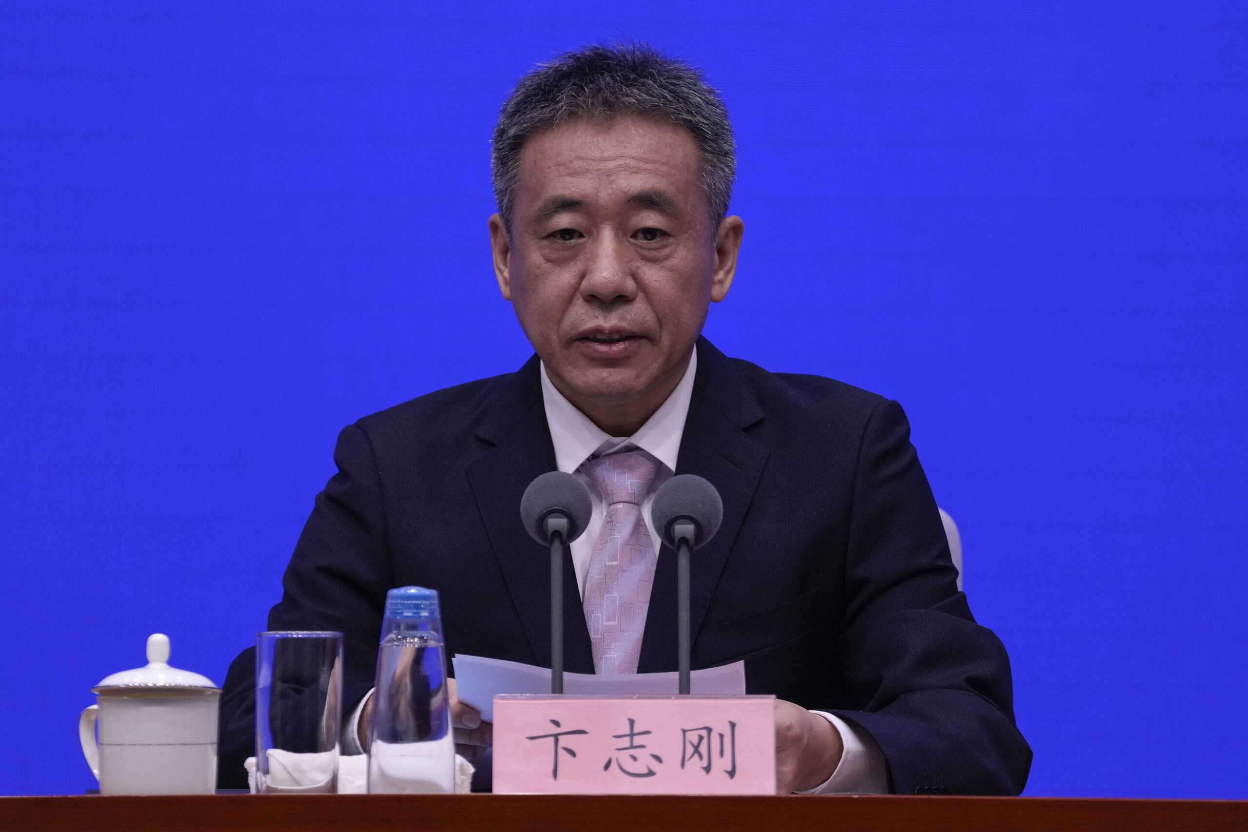 Bian Zhigang, biträdande direktör för Kinas nationella rymdförvaltning, talar under en presskonferens vid Statliga rådets informationskontor i Peking, torsdagen den 27 juni 2024. Kinas rymdtjänstemän sade på torsdagen att de välkomnar forskare från hela världen att ansöka om att studera månproverna som Chang'e 6-proben tog tillbaka till jorden i en historisk mission, men noterade att det fanns begränsningar för det samarbetet, specifikt med USA. Bild: AP Photo/Andy Wong