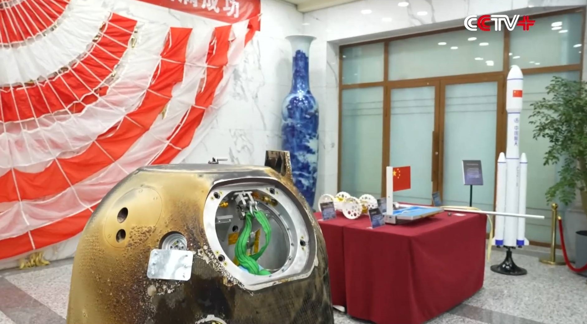 Chang’e-6-uppdragets element, inklusive mini-roven Jinchan på utställning. Foto: CCTV/Inside Outer Space